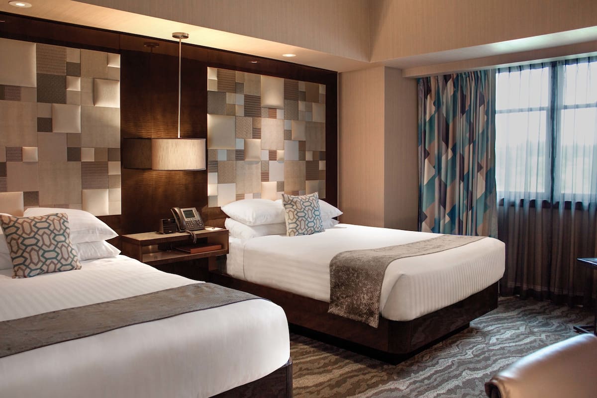 Ropa de cama de alta calidad, camas con pillow-top y minibar 