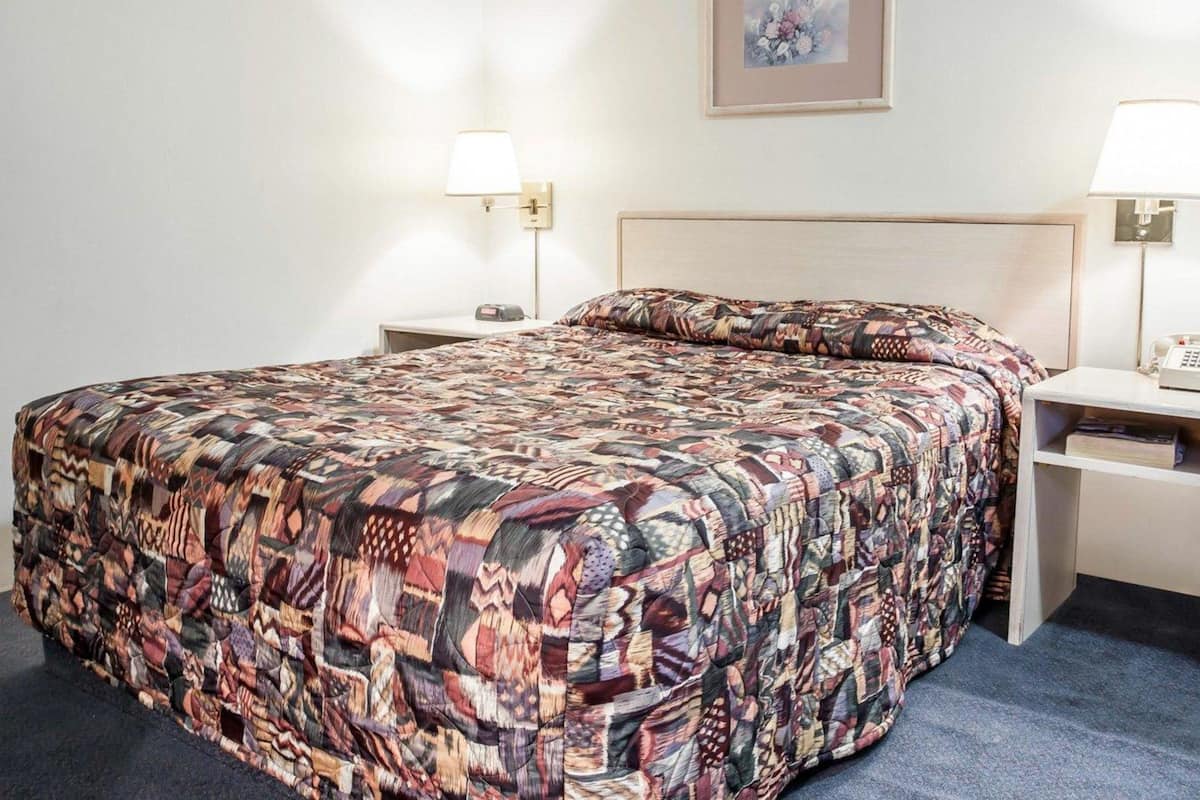 Rollaway beds (surcharge), WiFi (free), alarm clocks, bed sheets