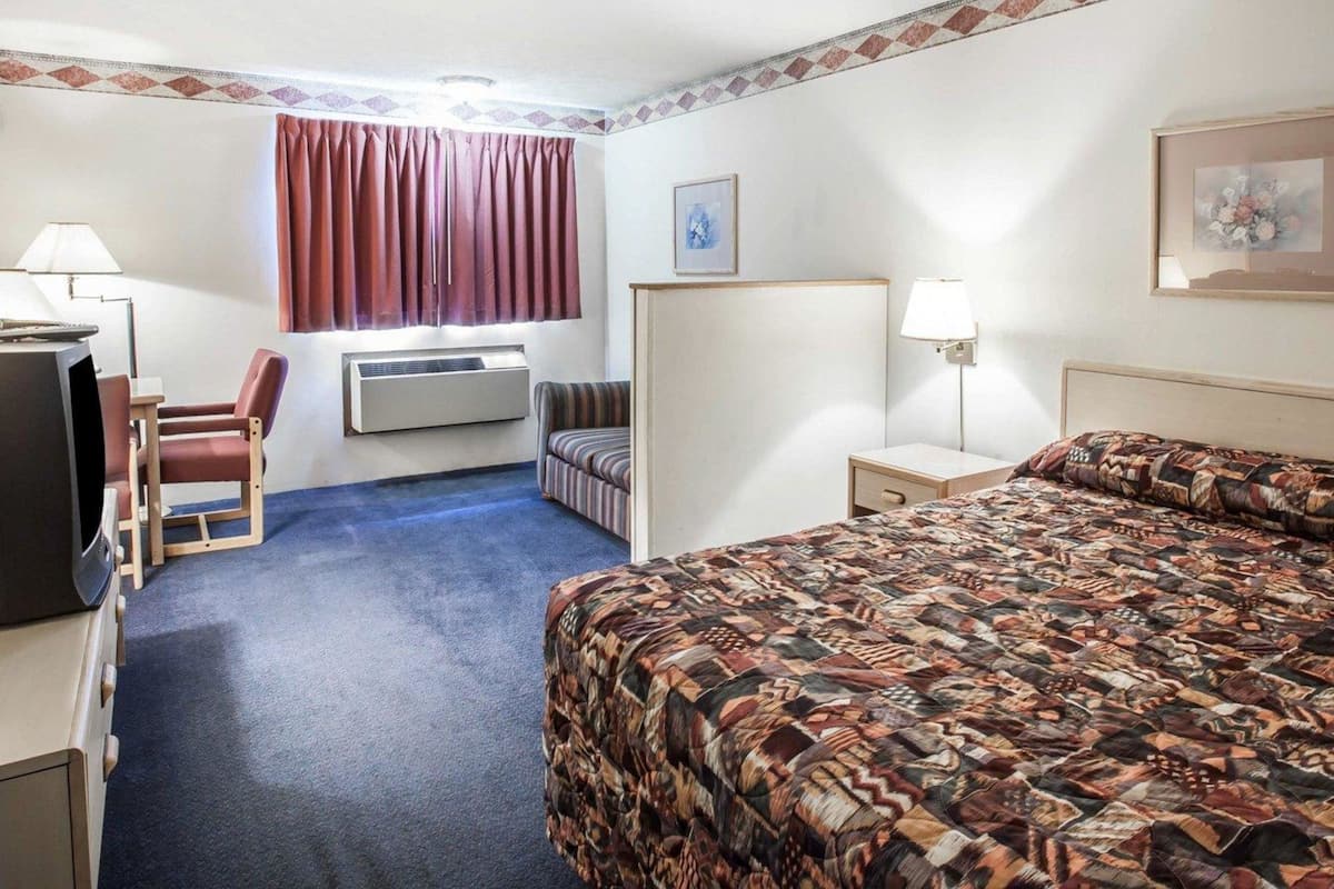 Suite, 1 Queen Bed with Sofa bed, Non Smoking | Rollaway beds (surcharge), WiFi (free), alarm clocks, bed sheets