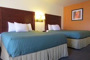 Tabla de planchar con plancha, wifi gratis, ropa de cama y despertador 