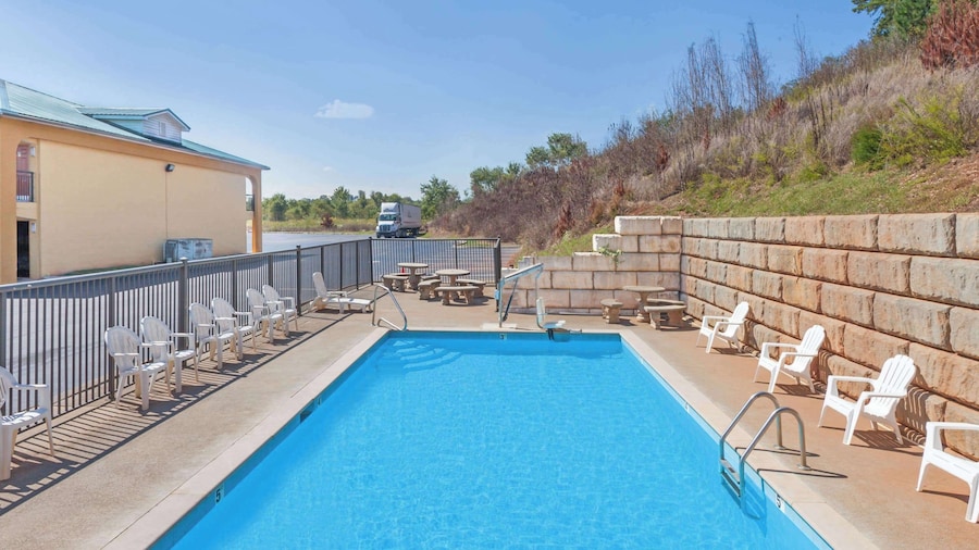 Days Inn by Wyndham Lenoir City