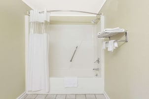 Ducha y bañera combinadas y artículos de higiene personal gratuitos