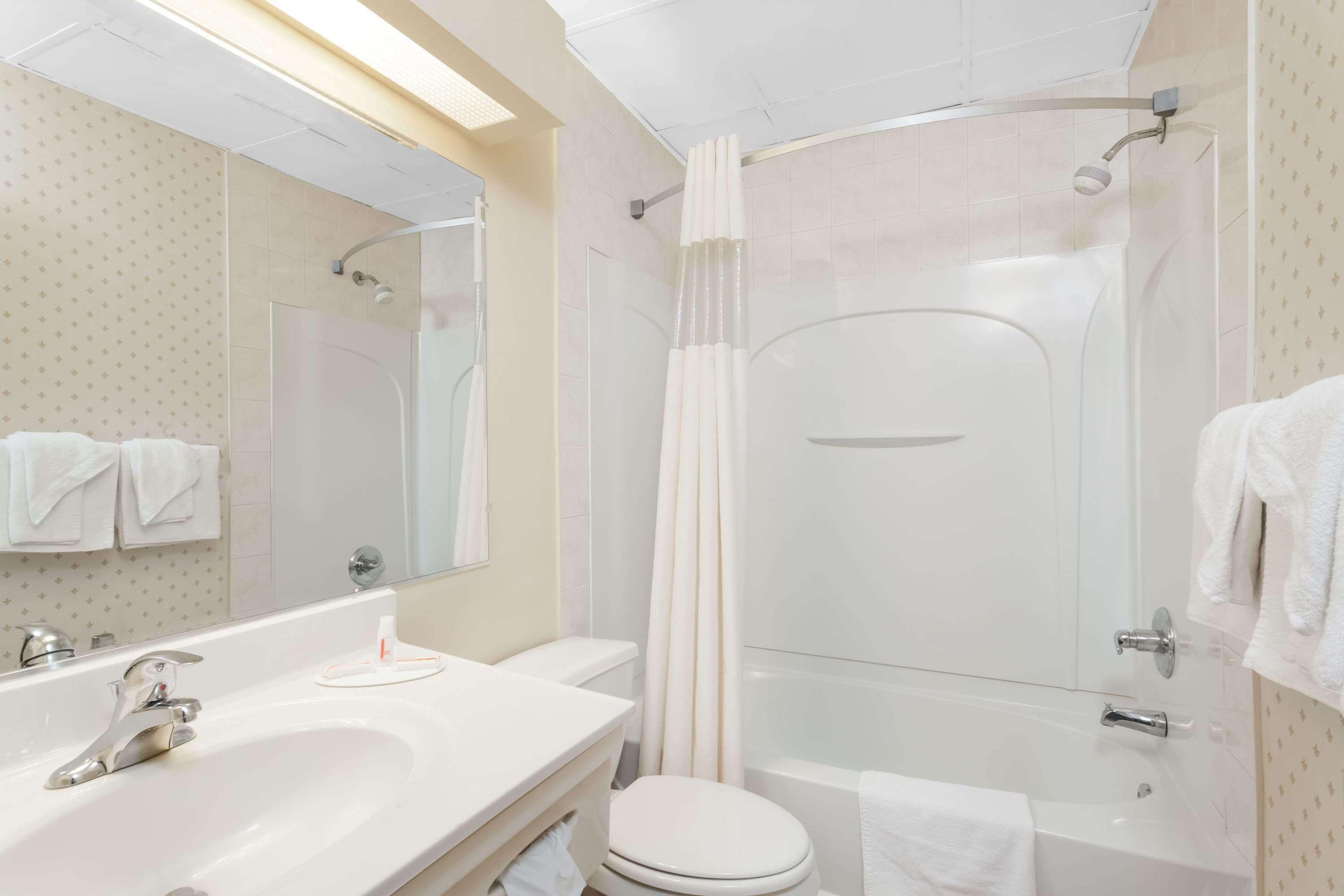Combined shower/tub, free toiletries, hair dryer