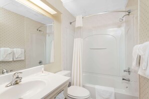 Combined shower/tub, free toiletries, hair dryer