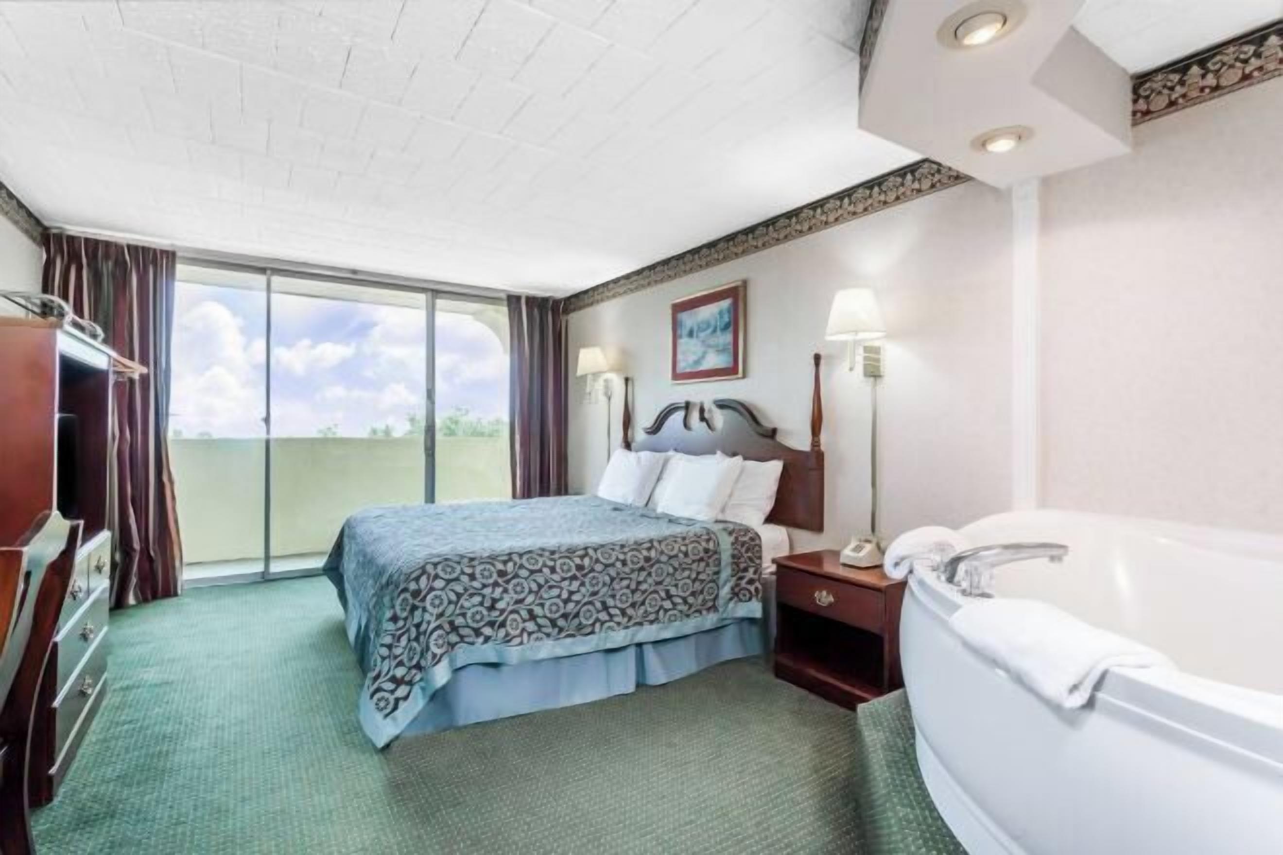 房內夾萬、書桌、熨斗/熨衫板、免費嬰兒床