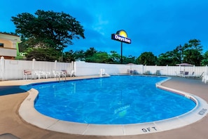 Una piscina al aire libre de temporada