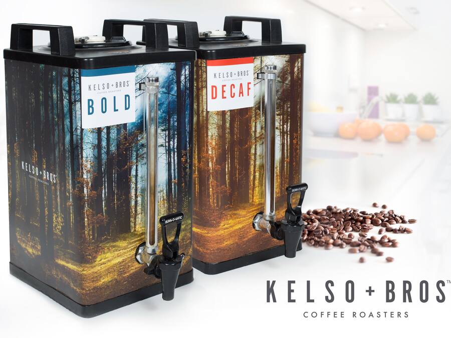 Två olika sorters kaffebönor, märkta med "BOLD" och "DECAF", från Kelso+Bros.