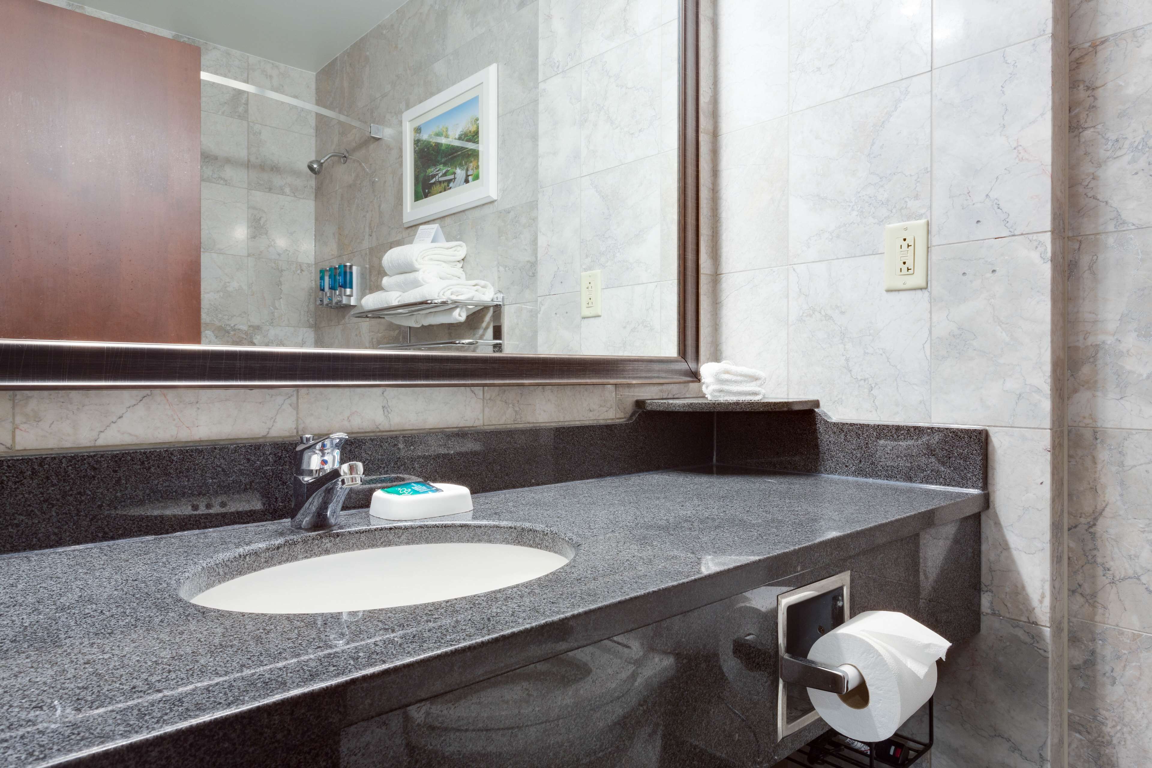 combined shower/bathtub, eco-friendly toiletries, hair dryer, towels