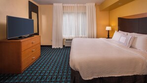 Laptop workspace, blackout drapes, soundproofing, iron/ironing board - Fairfield Inn & Suites Dulles Airport Chantilly (Chantilly)