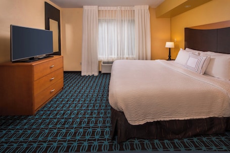 Espacio para trabajar con un portátil y cortinas opacas. Fairfield Inn & Suites Dulles Airport Chantilly