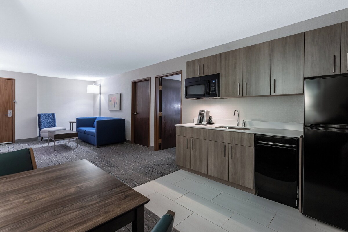 Suite, 1 kingsize-seng (Dining) | Safe på rommet, skrivebord og skrivebord for bærbar PC