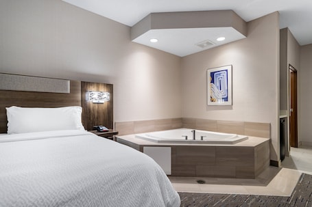 Habitación estándar, 1 cama de matrimonio grande, bañera de hidromasaje | Caja fuerte, escritorio, espacio para trabajar con un portátil. Holiday Inn Express & Suites Vadnais Heights by IHG