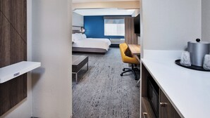 A hotel room with a bed, a desk, a chair, and a TV. - Holiday Inn Express & Suites Wauseon by IHG (Wauseon)