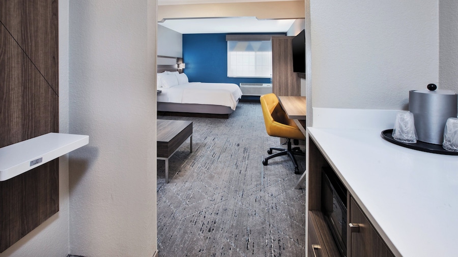 Holiday Inn Express & Suites Wauseon by IHG