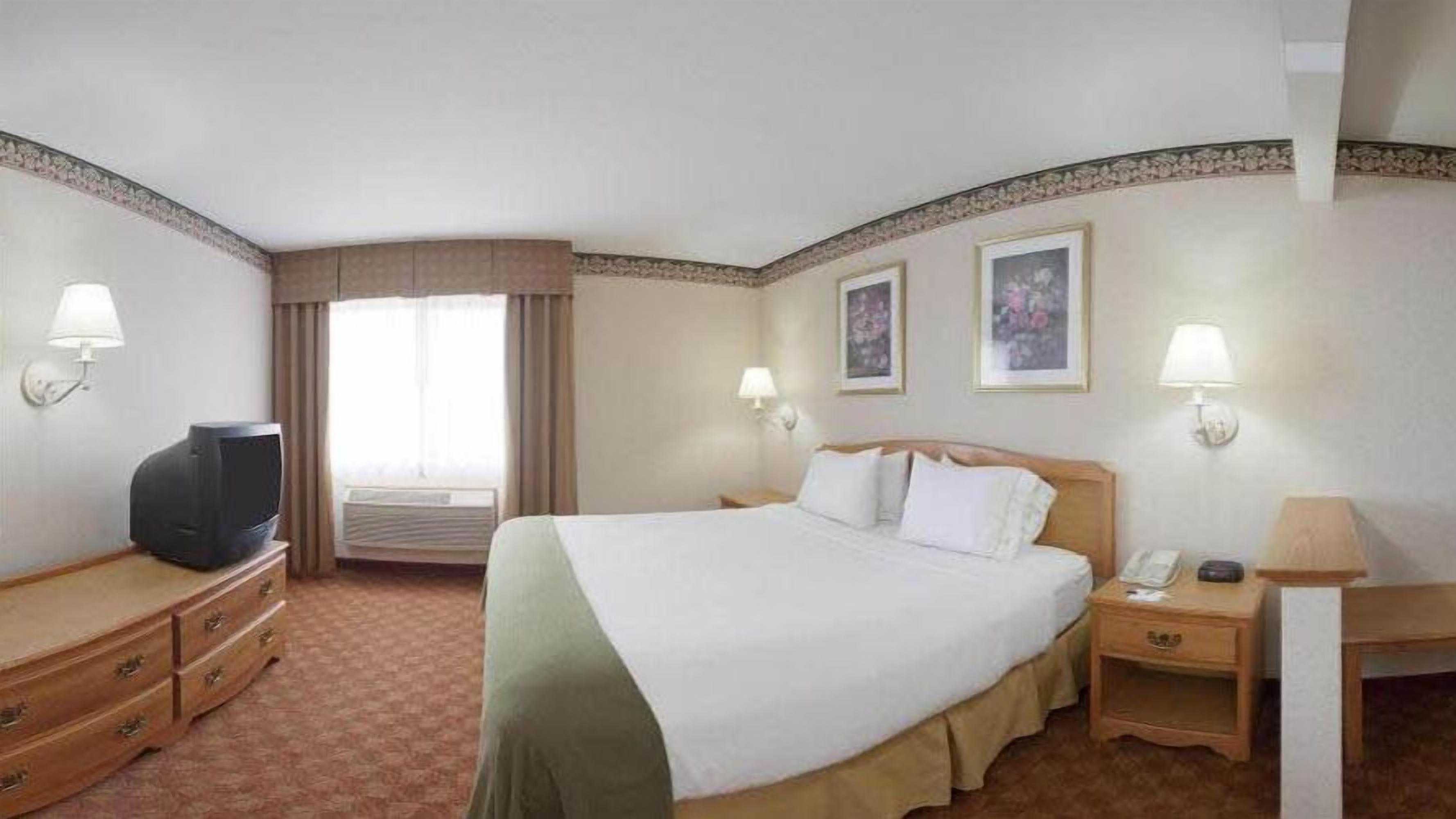 standard room, 1 king bed (leisure) | in-room safe, iron/ironing board, free cots/infant beds, rollaway beds