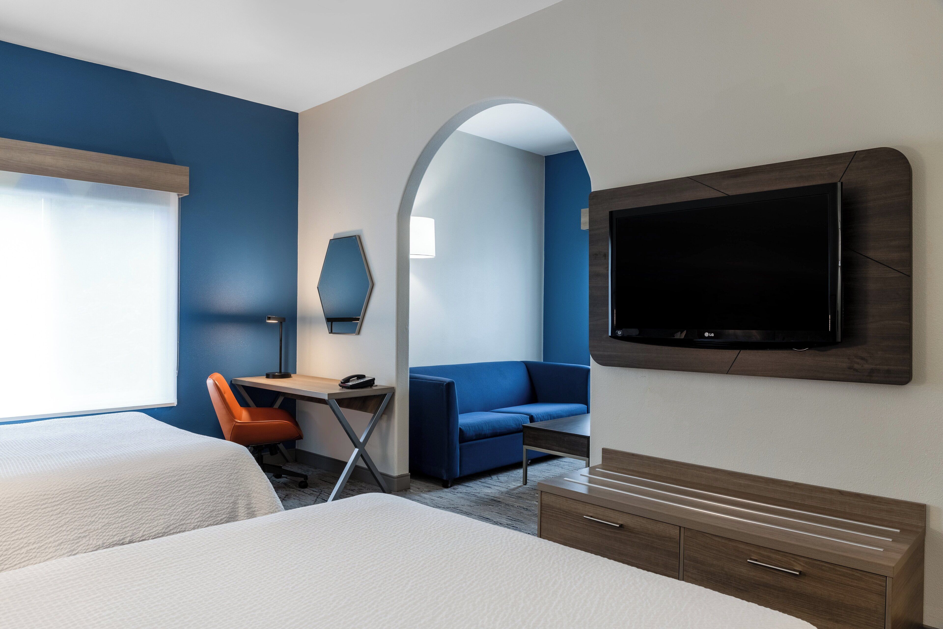 スイート クイーンベッド 2 台 (Extra Living Area) | デスク、遮光カーテン、アイロン / アイロン台、WiFi (無料)