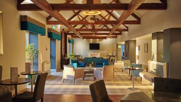 Serves lunch and dinner