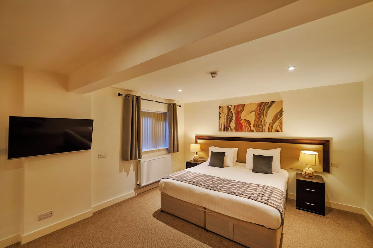 1 bedroom, desk, laptop workspace, blackout drapes