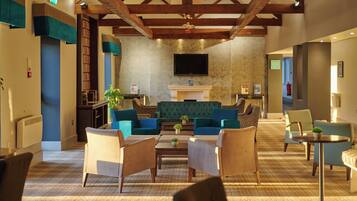 Serviert Mittagessen und Abendessen