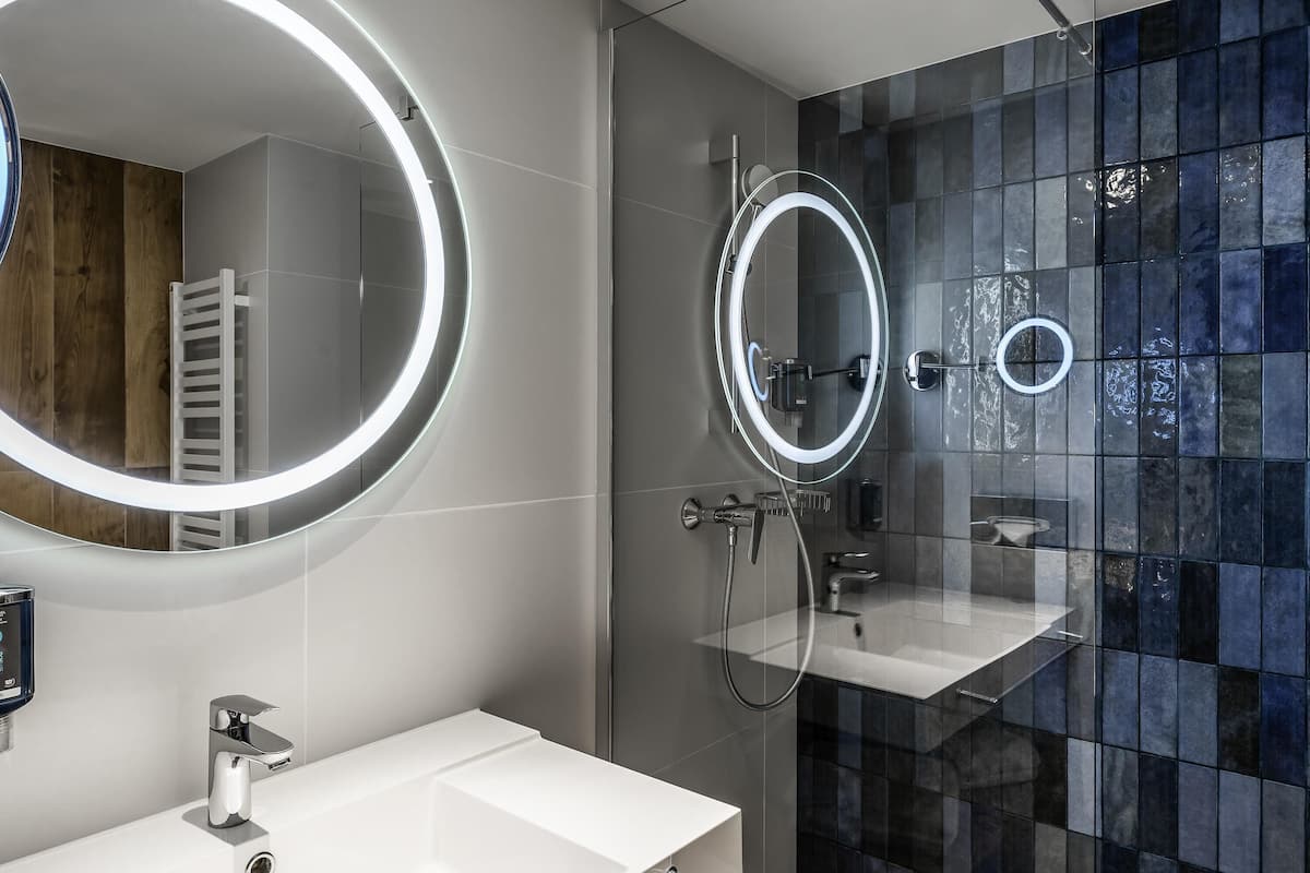 Perlengkapan kamar mandi ramah lingkungan, pengering rambut, dan handuk