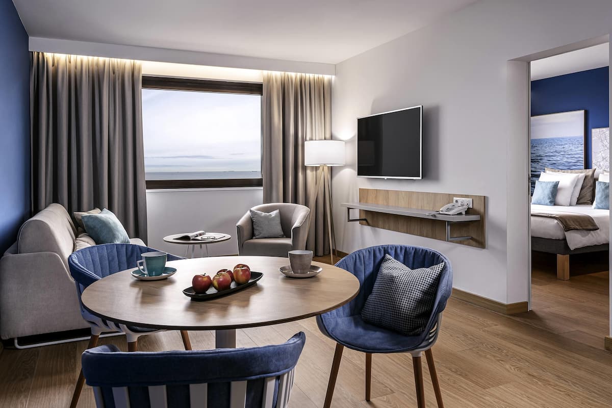 Suite, 1 Queen Bed | Desk, laptop workspace, blackout curtains, soundproofing