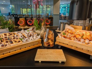 Colazione a buffet a pagamento, servita tutte le mattine 