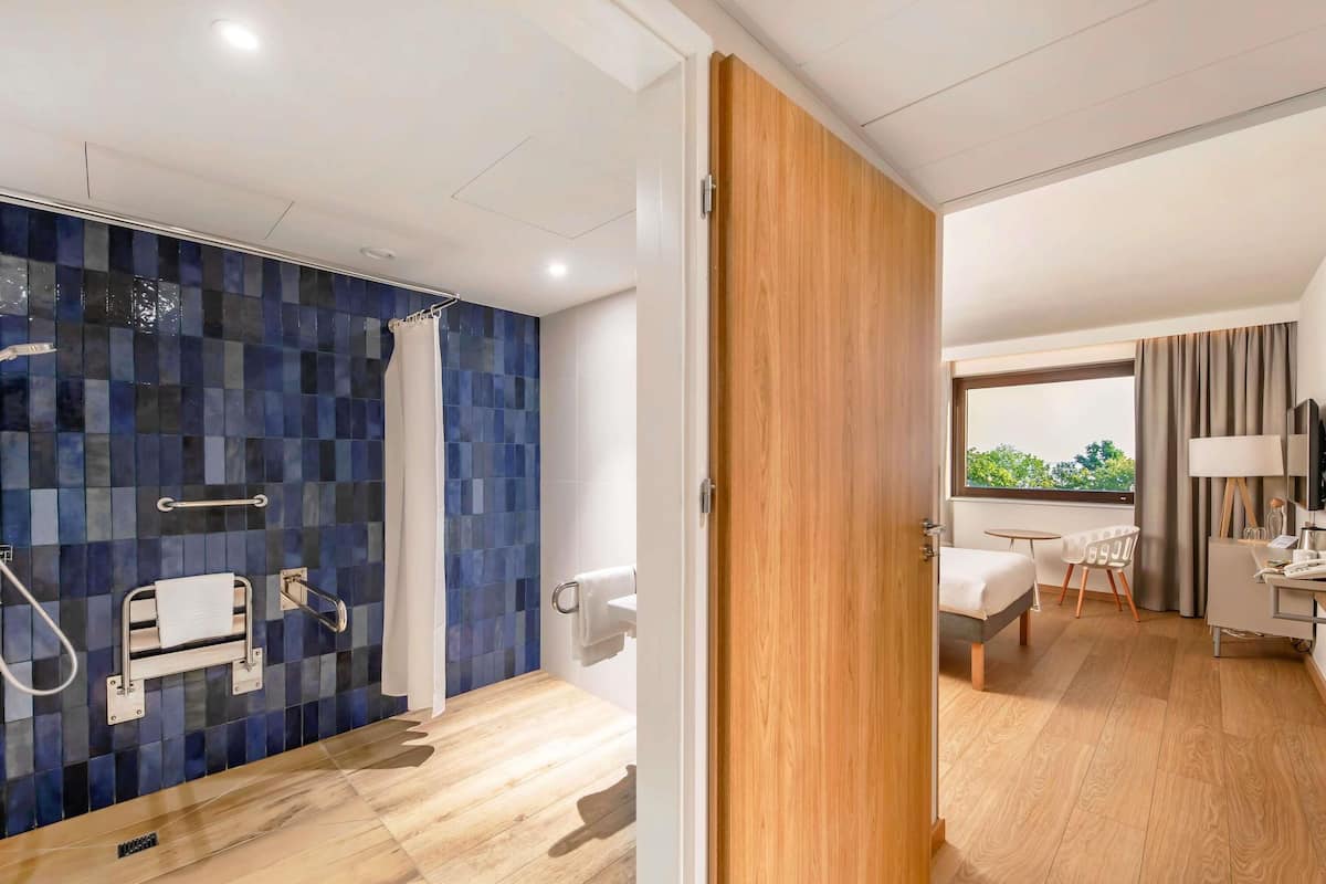 Escritorio, espacio para trabajar con laptop y cortinas blackout