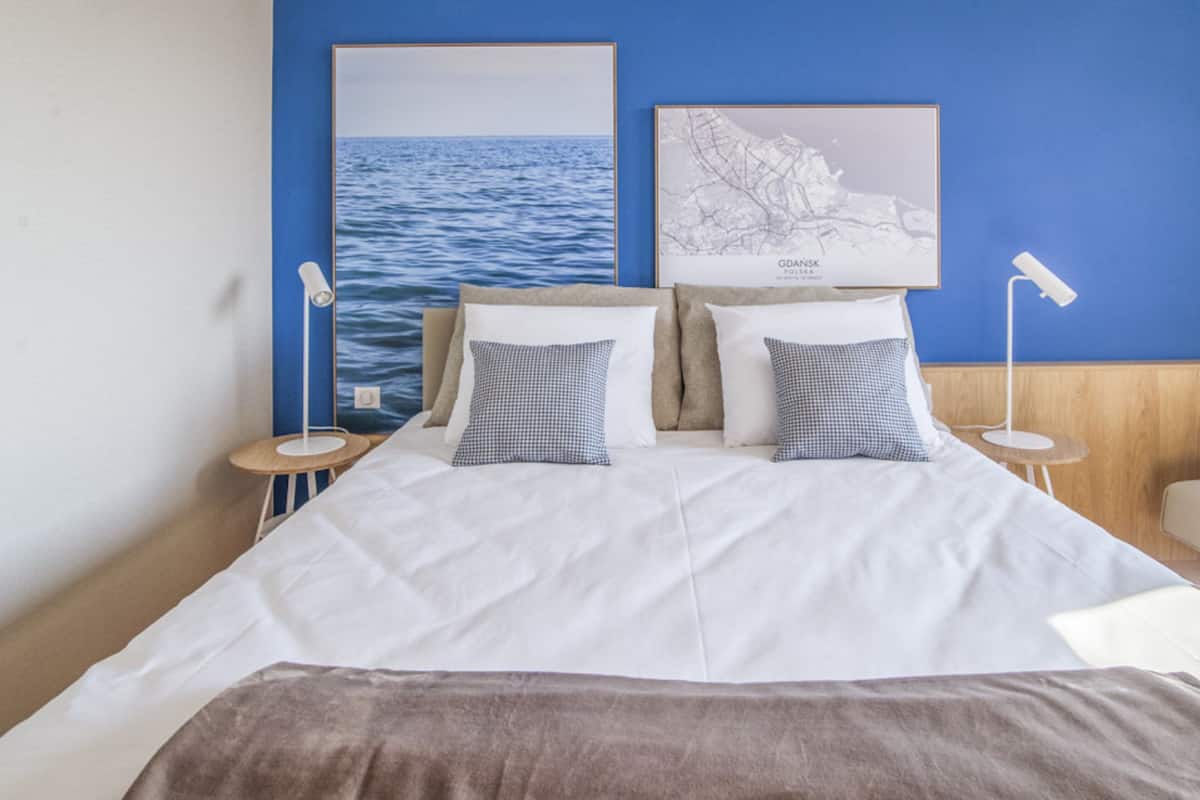 Escritorio, espacio para trabajar con laptop y cortinas blackout