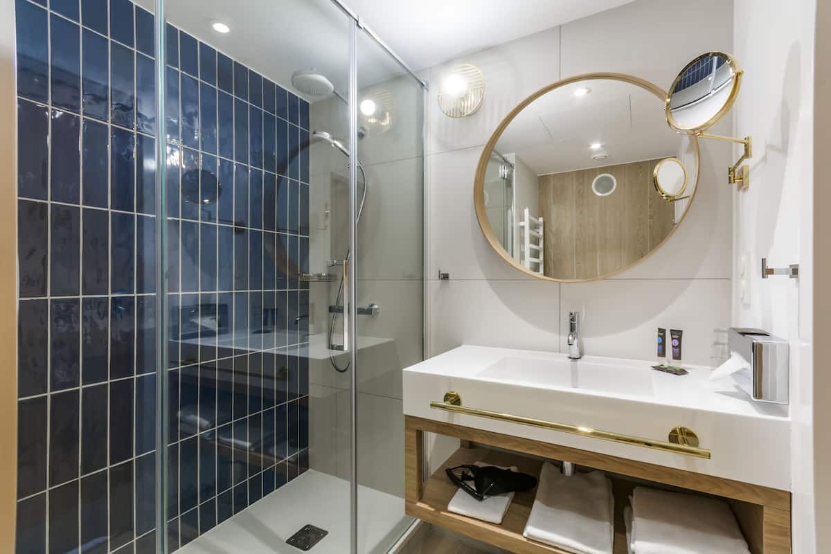 Artículos de tocador ecológicos, secador de pelo, toallas, jabón