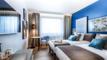 Escritorio, espacio para trabajar con un portátil, cortinas opacas