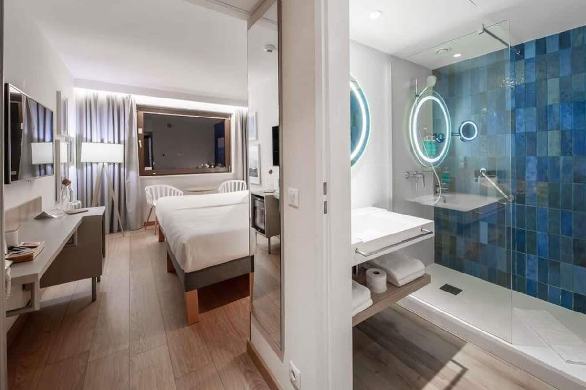 Superior Room, 1 Queen Bed, Sea View (A/C) | Desk, laptop workspace, blackout drapes, soundproofing