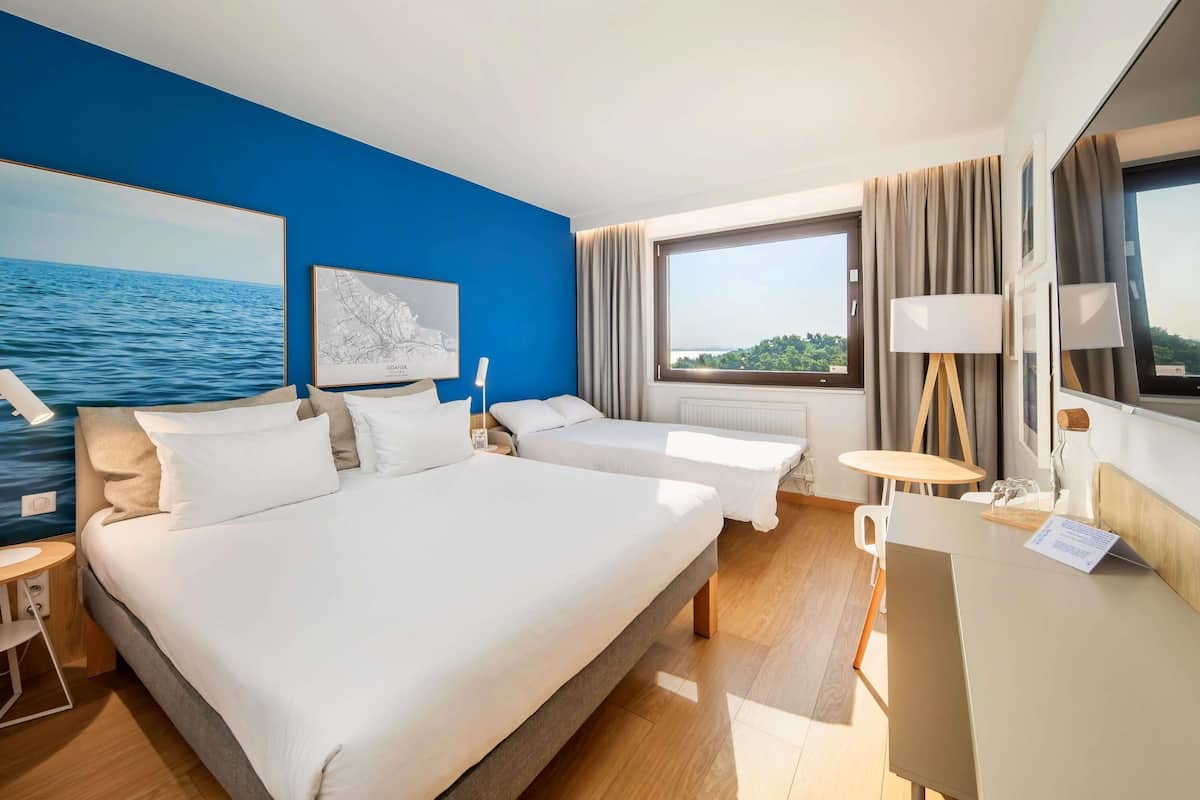 Escritorio, espacio para trabajar con laptop y cortinas blackout