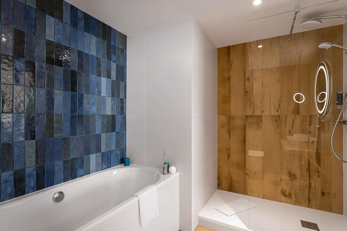 Escritorio, espacio para trabajar con laptop y cortinas blackout