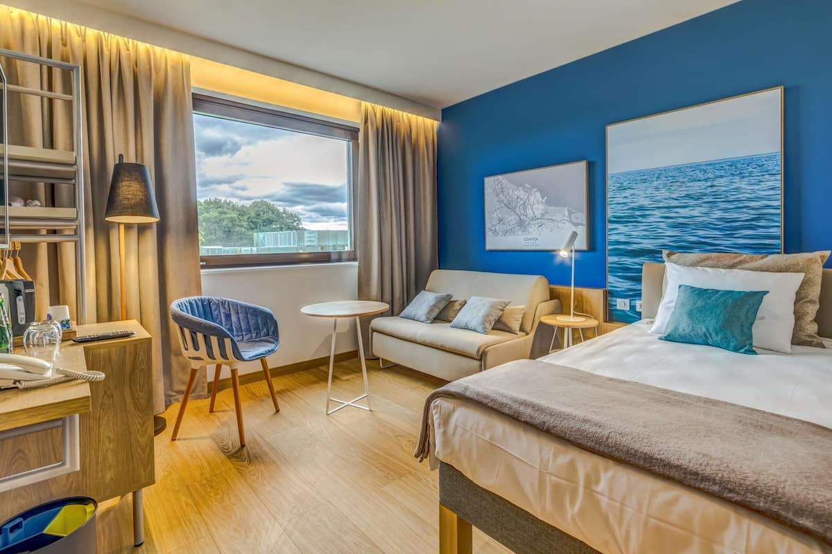 Escritorio, espacio para trabajar con laptop y cortinas blackout