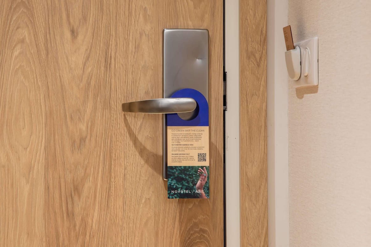 Escritorio, espacio para trabajar con laptop y cortinas blackout