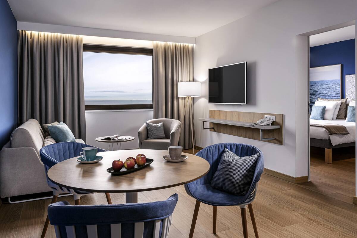 Suite, 1 cama Queen size | Escritorio, espacio para trabajar con laptop y cortinas blackout