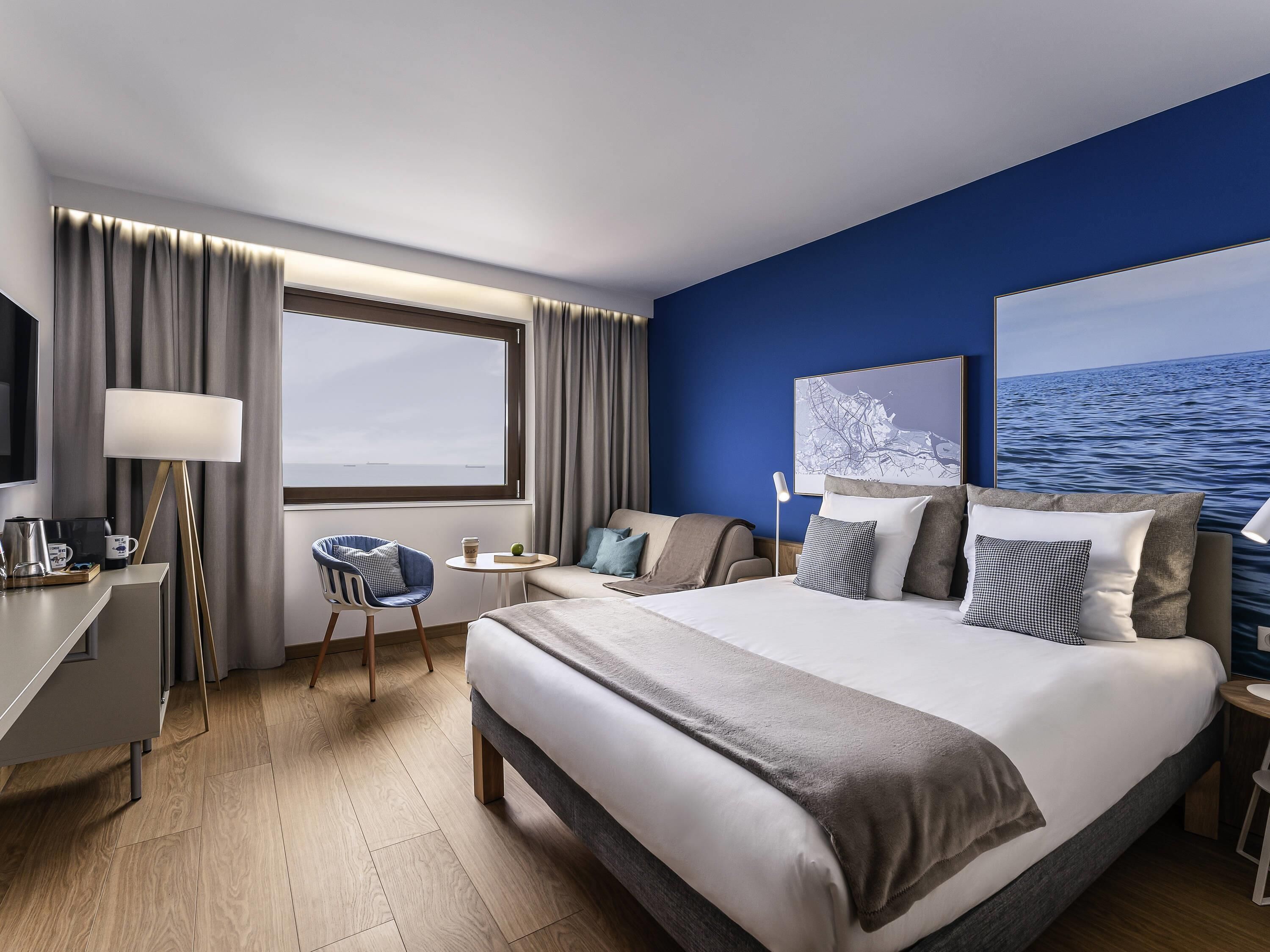 Schreibtisch, laptopgeeigneter Arbeitsplatz, Verdunkelungsvorhänge