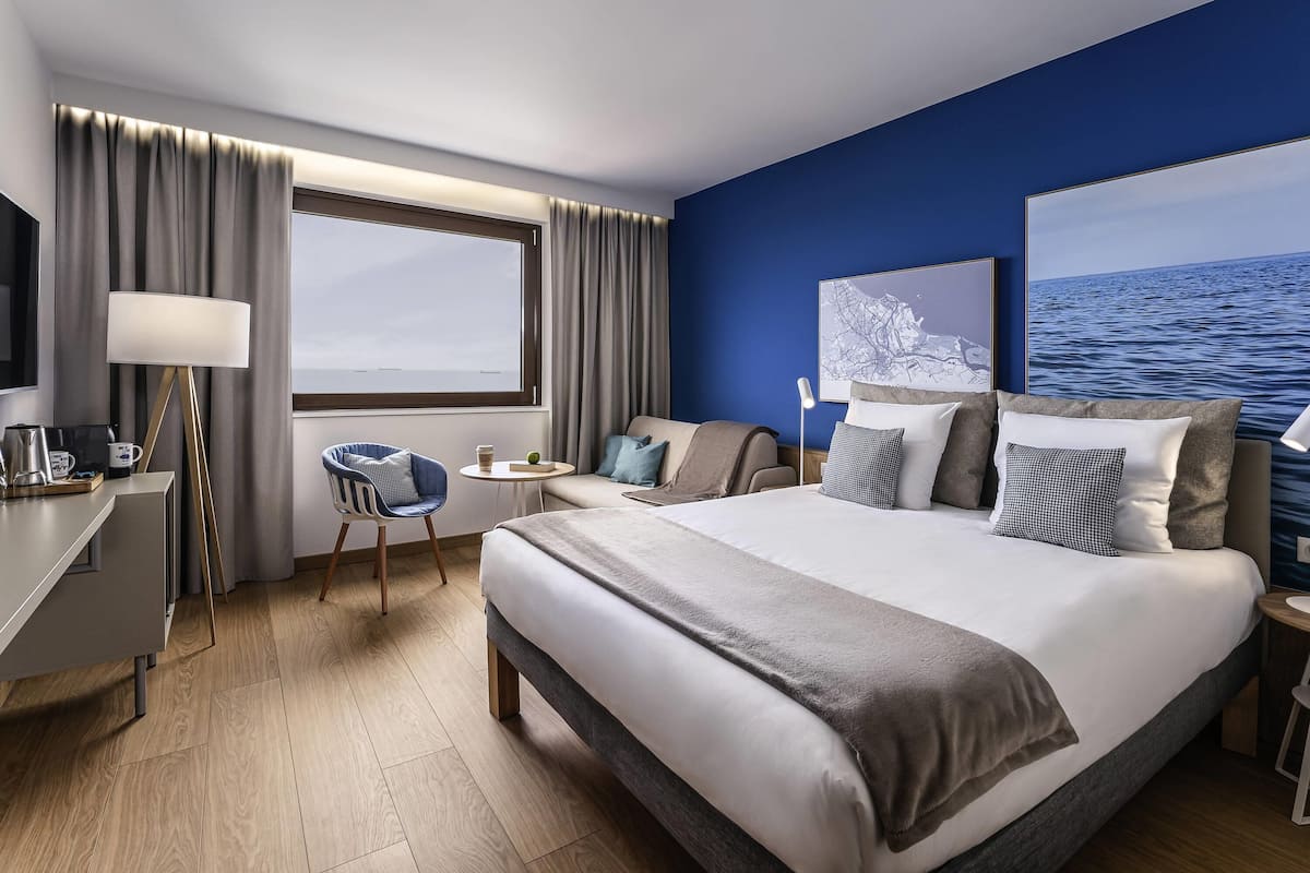 Escritorio, espacio para trabajar con laptop y cortinas blackout