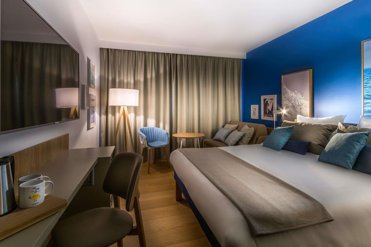 Escritorio, espacio para trabajar con laptop y cortinas blackout