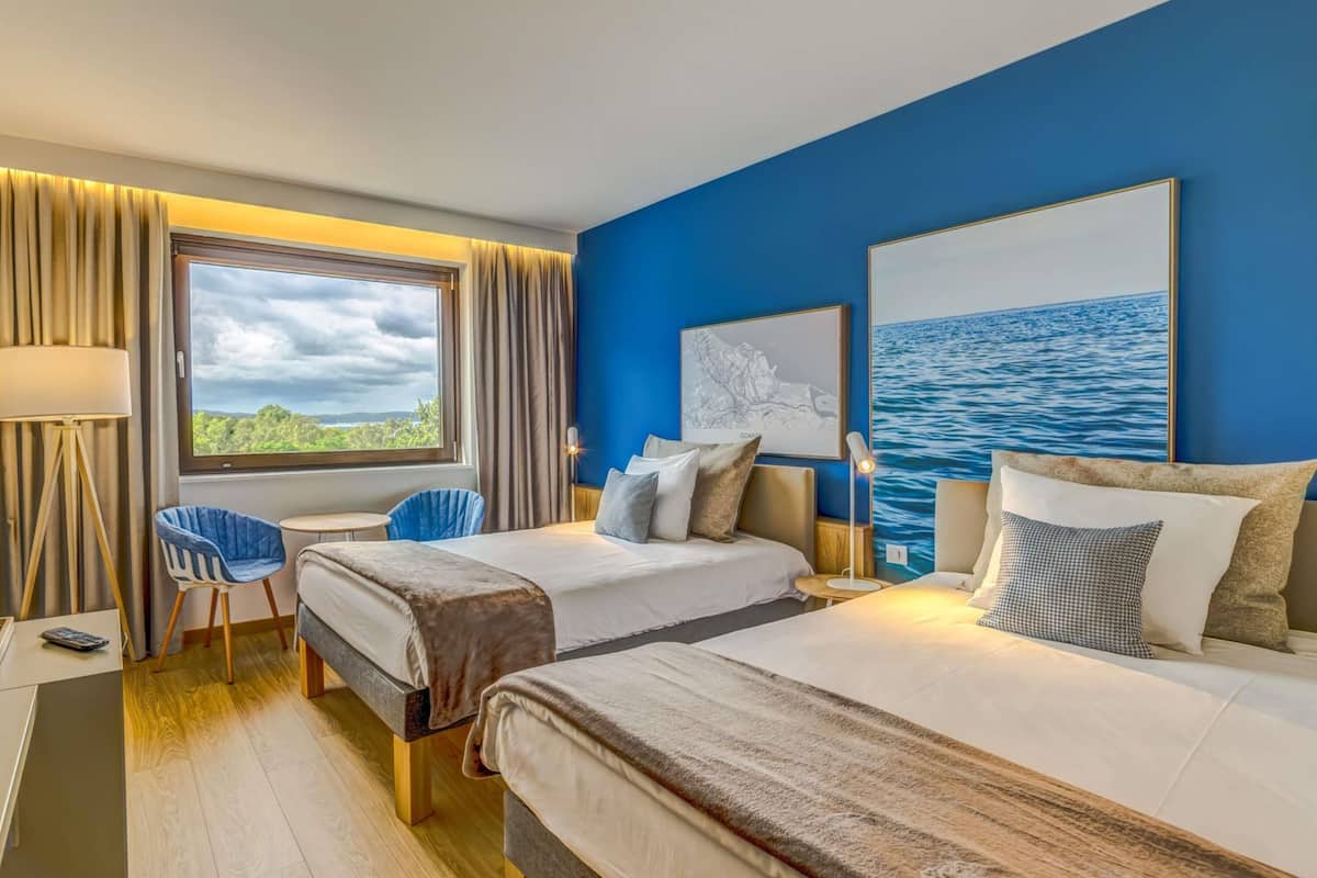 Escritorio, espacio para trabajar con laptop y cortinas blackout