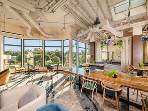 Déjeuner et dîner servis sur place