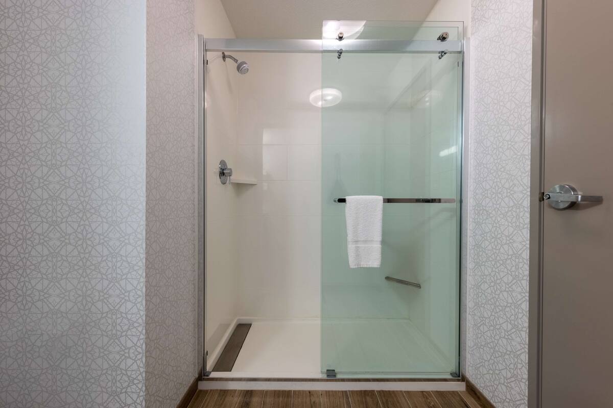 room, 1 king bed, non smoking | bathroom shower