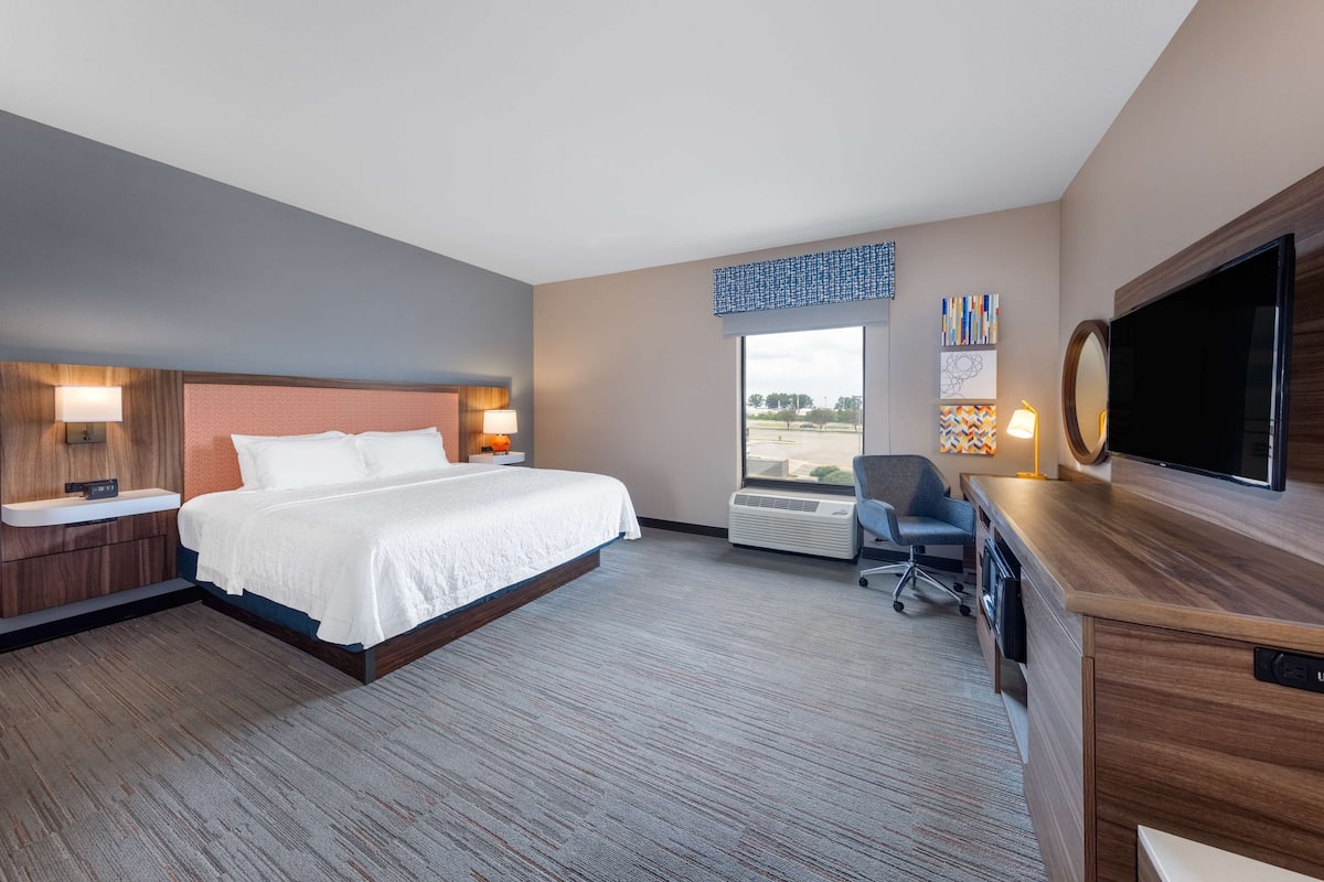 room, 1 king bed, non smoking | iron/ironing board, cots/infant beds, free wifi, bed sheets