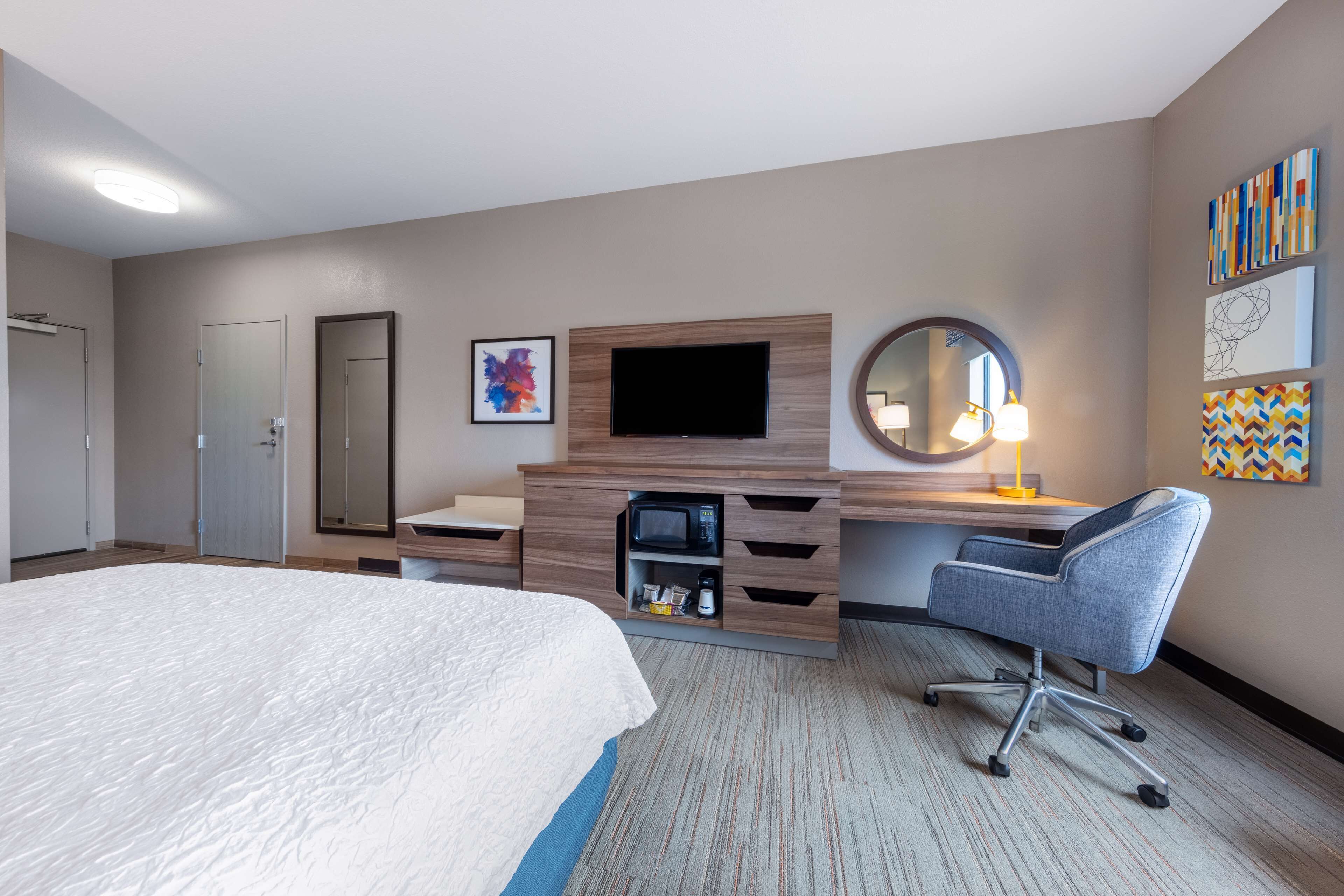 room, 1 king bed, accessible (hearing) | iron/ironing board, cots/infant beds, free wifi, bed sheets