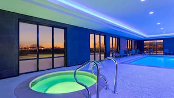 Kolam renang indoor, dengan kursi berjemur