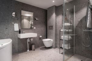 Suite, 1 Double Bed, Non Smoking, Hot Tub | Bathroom | Shower, free toiletries, hair dryer, towels