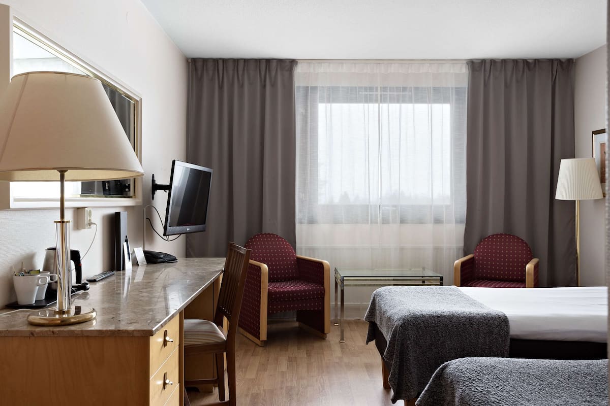 Standard Room, 2 Twin Beds, Non Smoking | Individually decorated, desk, laptop workspace, blackout drapes