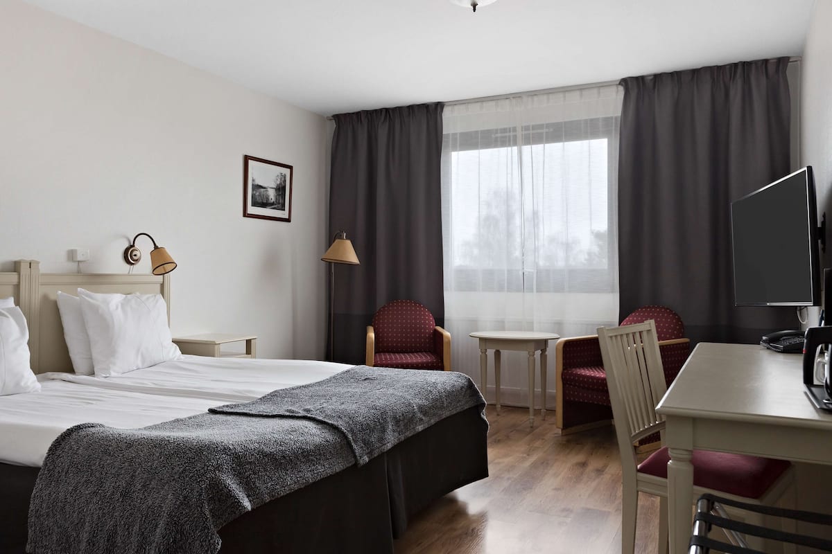 Standard Room, 2 Twin Beds, Non Smoking (Pet Friendly) | Individually decorated, desk, laptop workspace, blackout drapes