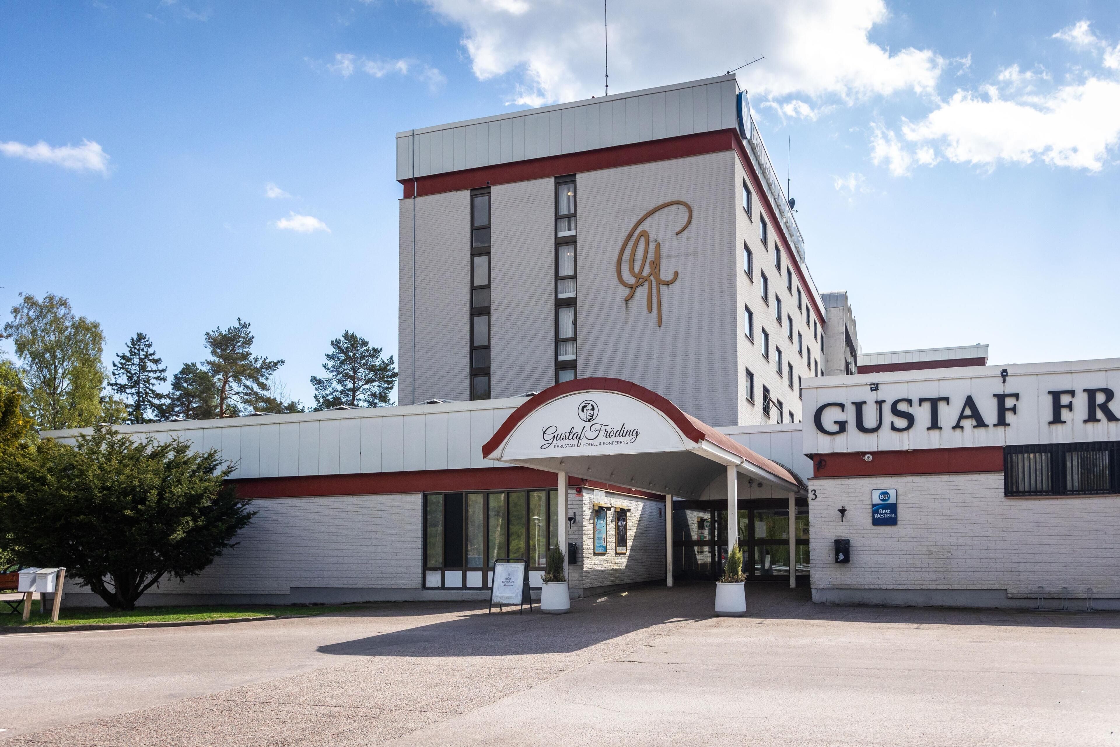 A building with a prominent sign reading 'Gustaf Fridging' and a large 'G' logo.