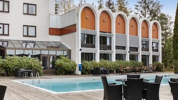 Seasonal outdoor pool, pool umbrellas